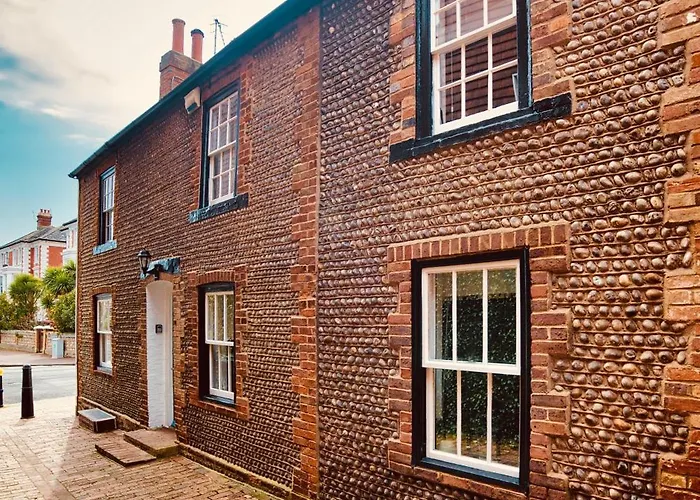Beautiful Old Cottage Near Beach, Pubs & South Downs
