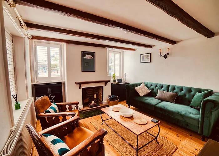 Beautiful Old Cottage Near Beach, Pubs & South Downs