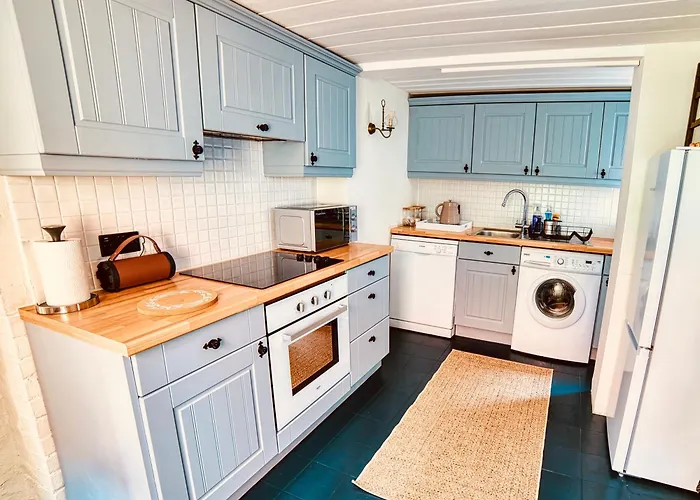 Beautiful Old Cottage Near Beach, Pubs & South Downs