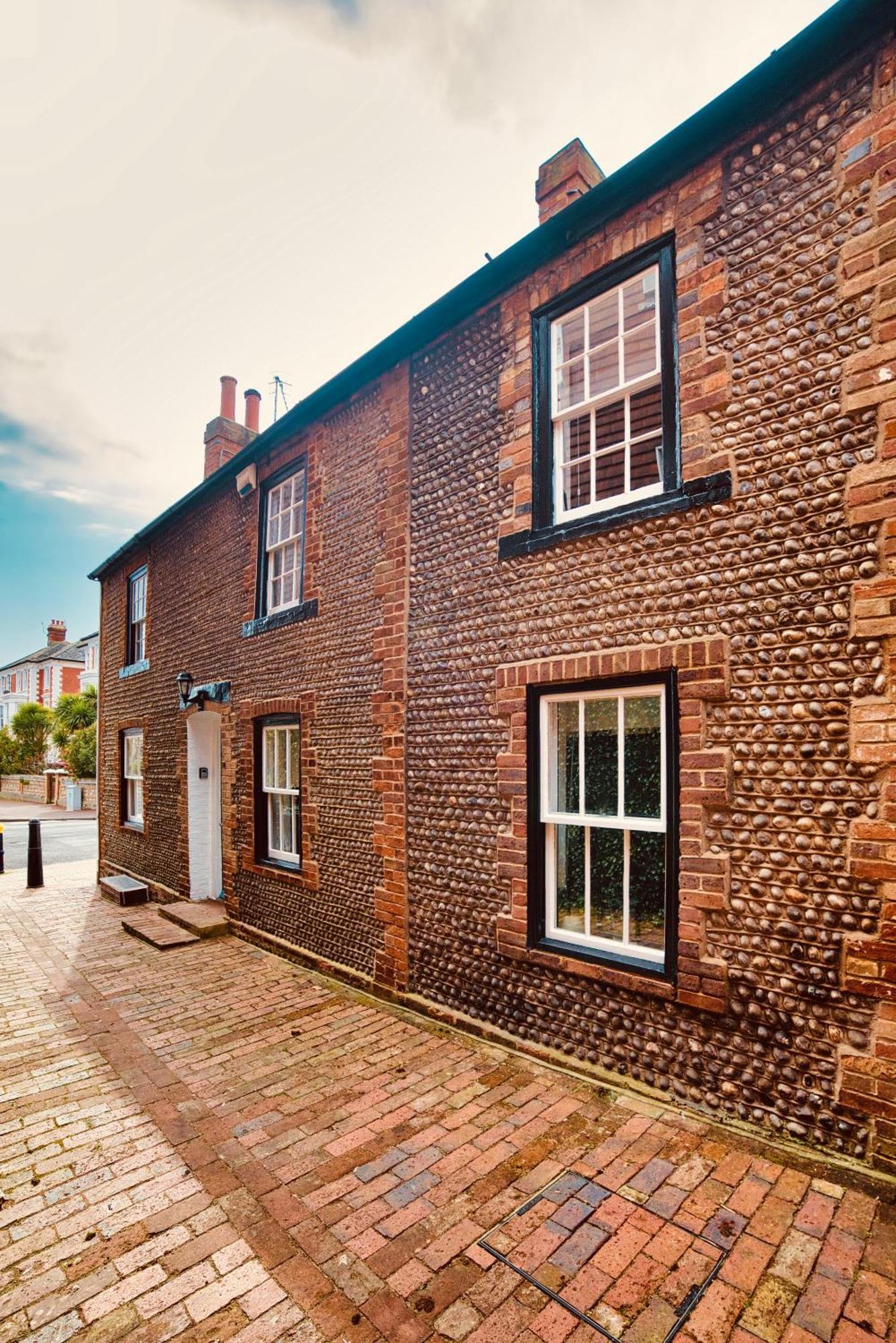 Beautiful Old Near Beach, Pubs & South Downs *